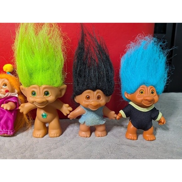 Lot of Vintage Troll Dolls – Mixed Outfits – Clothing Bundle – 1980s/90s Trolls - Picture 3 of 11